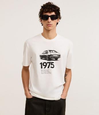 Camiseta Manga Curta Meia Malha com Estampa Lettering Carro 1975 