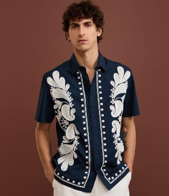 Camisa Comfort com Estampa Bordada Floral