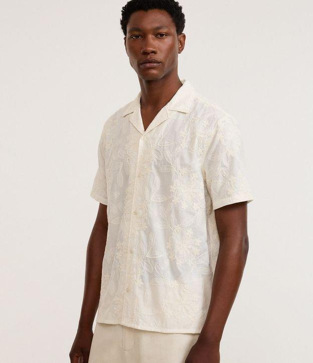 Camisa Comfort em Algodão com Bordado Floral e Texturizada - 1