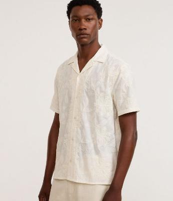 Camisa Comfort em Algodão com Bordado Floral e Texturizada