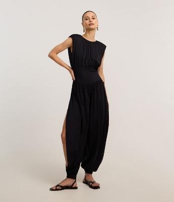 Macacão Aladim com Ombreira e Abertura na Lateral