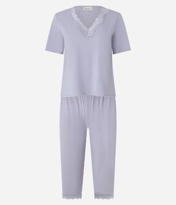 Pijama Capri em Microfibra com Renda no Decote V