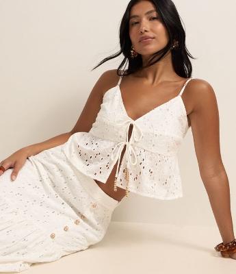 Blusa Cropped em Laise Floral com Amarração Frontal