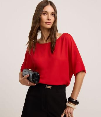 Blusa em Chiffon com Decote Canoa