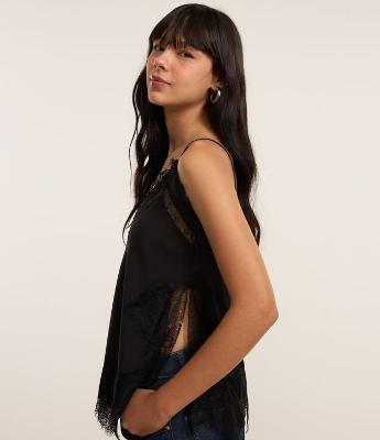 Blusa em Cetim com Detalhes em Renda e Fenda Lateral