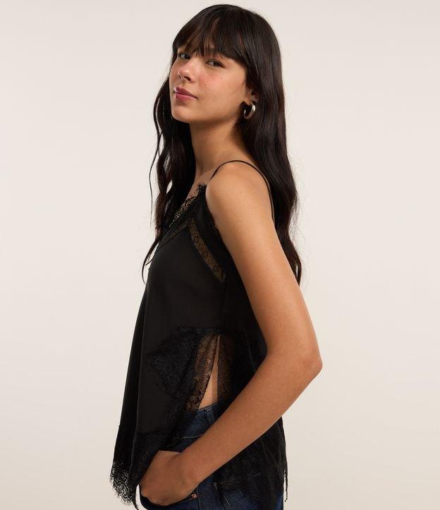 Blusa em Cetim com Detalhes em Renda e Fenda Lateral - 1