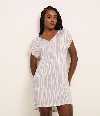 Camisola em Viscose com Estampa Listrada e Rendinha na Manga