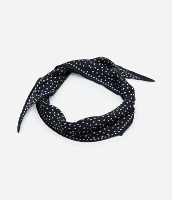 Lenço Triangular em Cetim com Estampa Poá