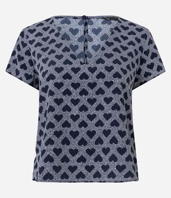 Blusa em Crepe com Decote V e Estampa Corações