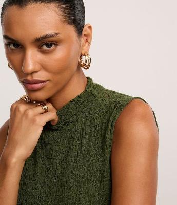 Blusa em Renda com Gola Alta e Ponto Diferenciado