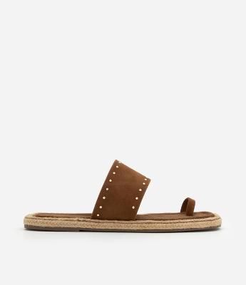 Sandália Rasteira Mule com Efeito Camurça e Rebites