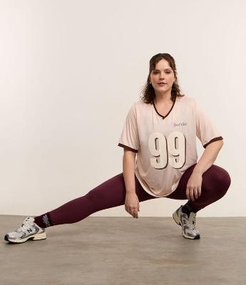 Camiseta Oversized Esportiva com Gola V Retilínea Curve & Plus Size