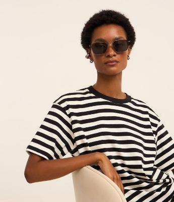 Óculos de Sol Quadrado com Ponte Dupla e Relevo na Ponteira