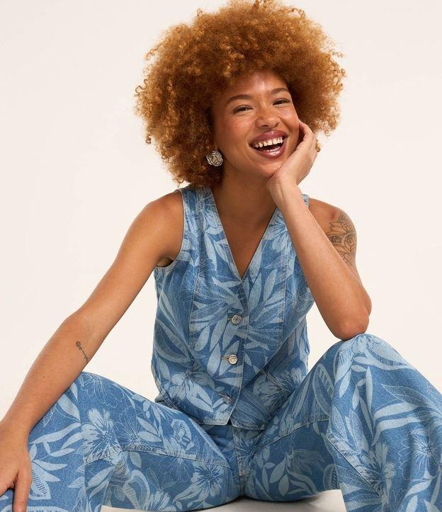 Colete em Jeans com Botões e Estampa Foral - 1