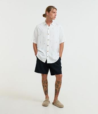 Bermuda com Detalhe de Etiqueta Emborrachada