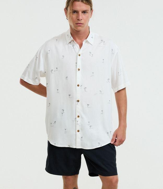 Camisa Relaxed em Viscose com Estampa de Coqueiros - 1