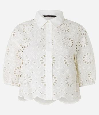 Camisa em Laise com Bordados nos Furos e Barra Nuvem