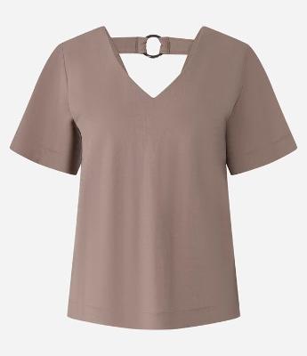 Blusa em Orly com Decote V e Faixa com Argola nas Costas