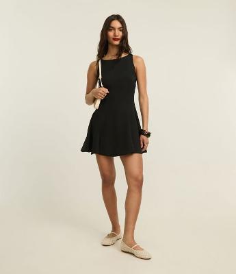 Vestido Evasê Curto em Crepe com Pences e Pregas Amplas