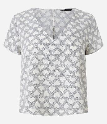 Blusa em Crepe com Decote V e Estampa Corações