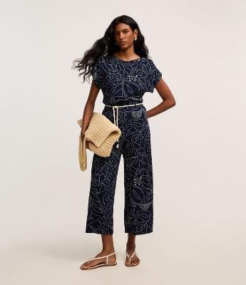 Calça Reta Canelada em Viscose com Cinto Corda e Estampa Folhagem