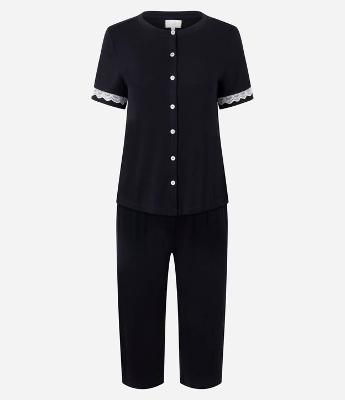 Pijama Longo em Viscose com Rendinha e Calça Capri