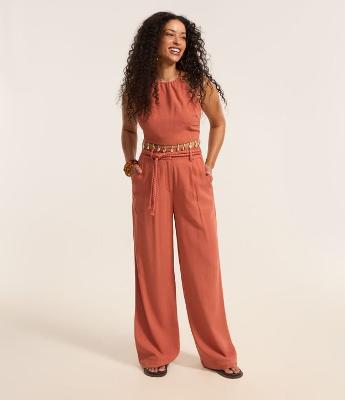 Calça Wide Leg em Viscolinho com Pregas e Cinto Corda