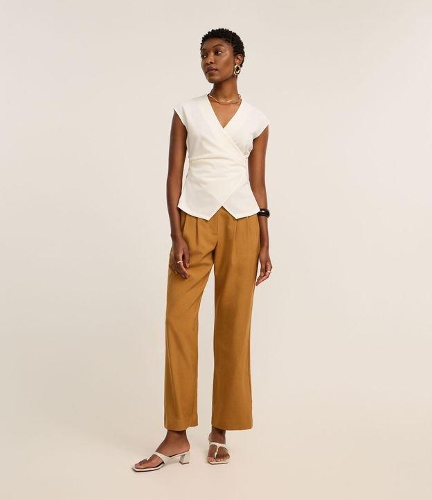 Calça Reta Alfaiatada com Cós Transpassado e Pregas - 1