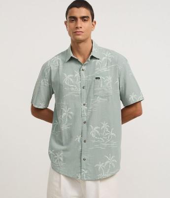 Camisa Relaxed em Tricoline com Bolso e Estampa Coqueiros