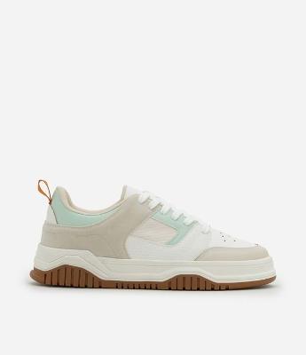 Tênis Casual com Detalhes Contrastantes