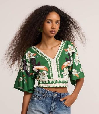 Blusa Cropped com Estampa de Tucanos e Texturizada