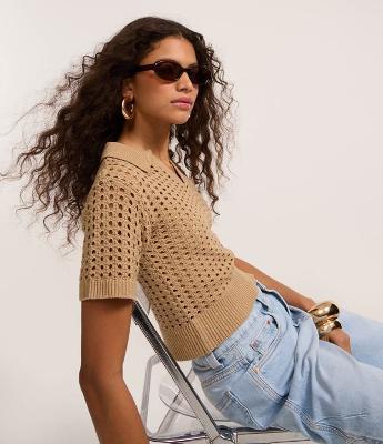 Blusa em Tricô com Ponto Vazado e Gola Polo