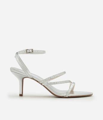 Sandália com Bico Fino e Tiras com Plaquinhas Espelhadas