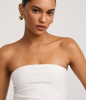 Vestido Curto em Laise com Babados e Bordado Floral