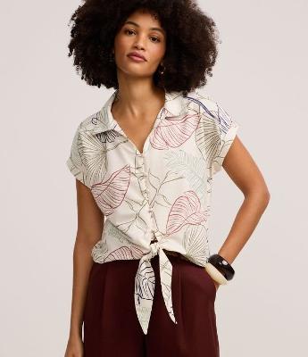 Blusa em Viscose com Gola Polo e Estampa Folhagem