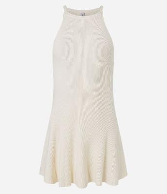 Vestido Skater Curto em Tricô com Gola Halter