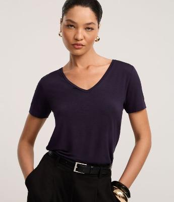 Blusa T-shirt Básica em Viscose com Decote V