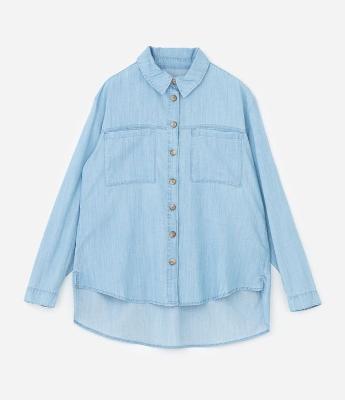 Camisa em Jeans com Bolsos Frontais Curve & Plus Size