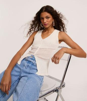 Blusa Regata em Tricô com Abotoamento Frontal