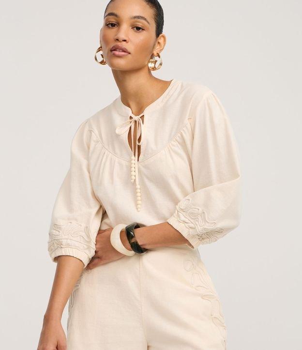 Blusa Bata em Cambraia com Bordado e Elástico no Punho - 3