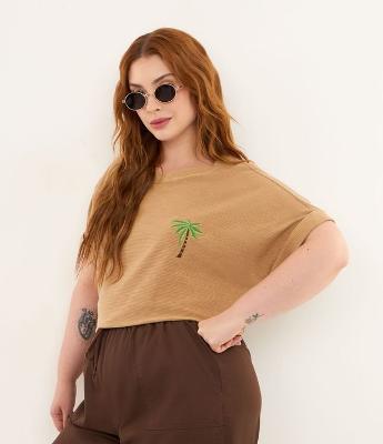 Camiseta em Algodão Texturizado com Bordado de Coqueiro Curve & Plus Size