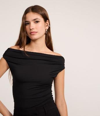 Blusa em Microfibra Ombro a Ombro com Decote Degagê