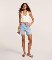 Bermuda Cintura Média em Jeans com Barra Cortada - 1