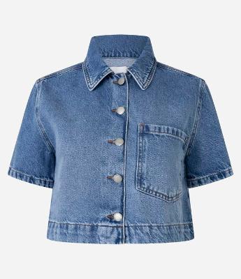 Camisa Cropped em Jeans com Botões e Bolso