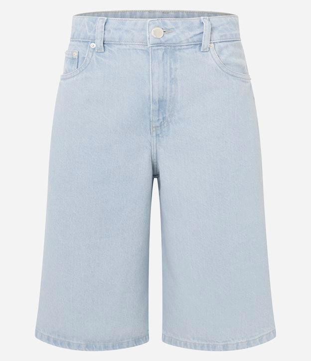 Bermuda em Jeans Delavê Alongada com Bolsos - 1