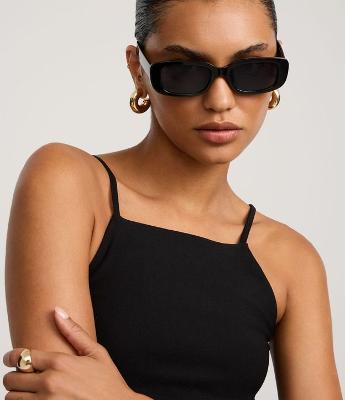 Blusa Ajustada em Viscose com Alça Fina e Decote Reto