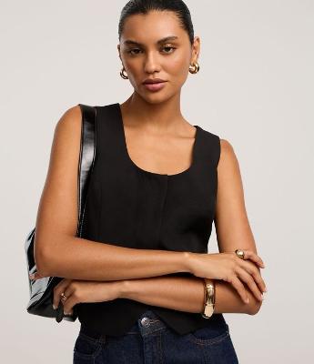 Colete Alfaiatado com Decote Quadrado e Bolsos Fake