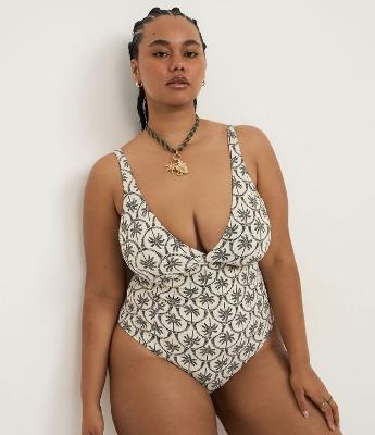 Maiô com Estampa de Coqueiros e Proteção UV 50+ Curve & Plus Size