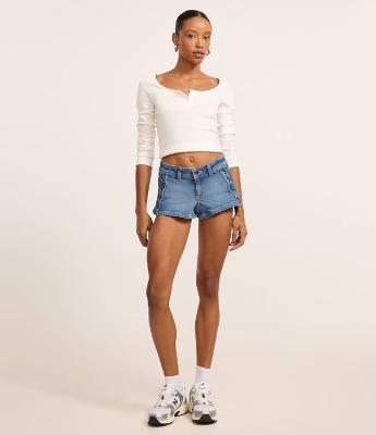 Short em Jeans com Bolsos e Entrelaçado Lateral