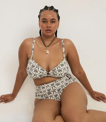 Biquíni Hot Pants com Estampa Coqueiros Curve & Plus Size